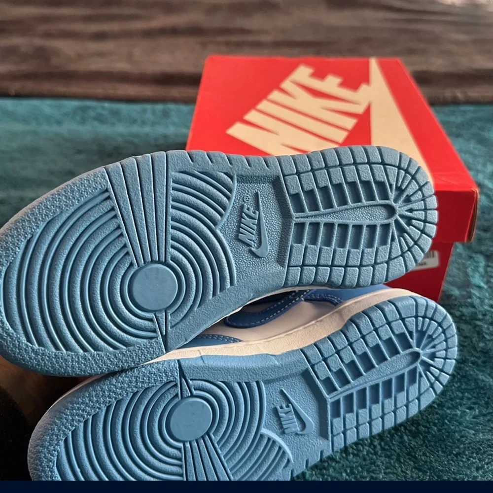 Kids Jordan 1 Sneakers - Picture 4 of 4